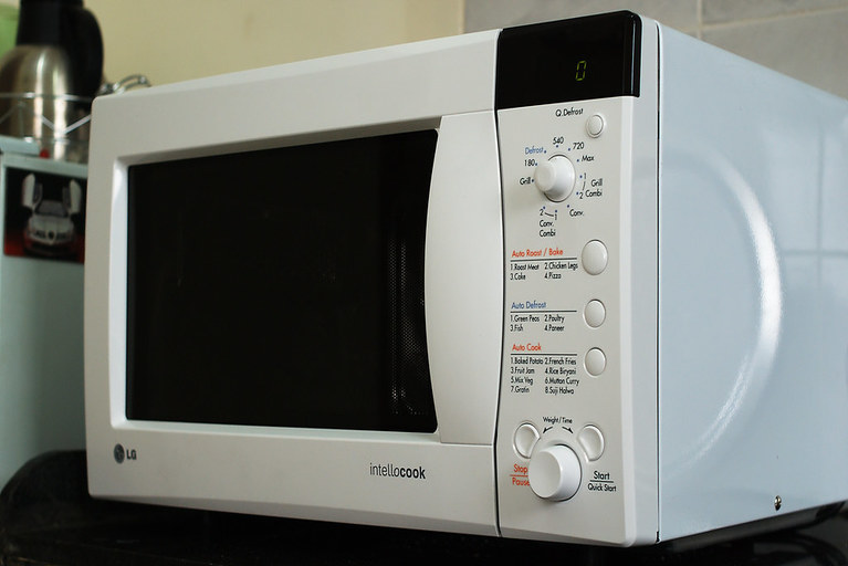 Microwave oven working