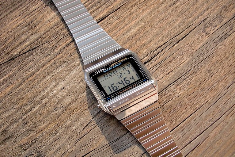 Classical electronic watch