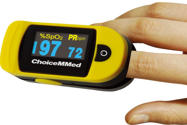 Pulse oximeter to monitor oxygen level and pulse rate