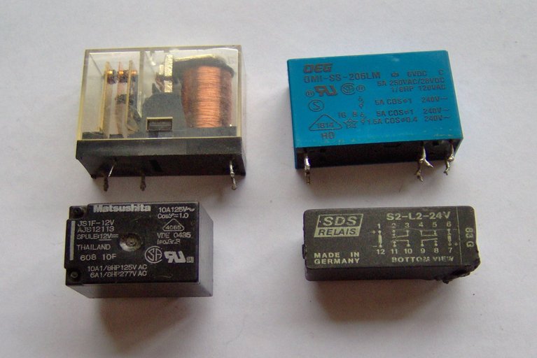 Relay an electronic component